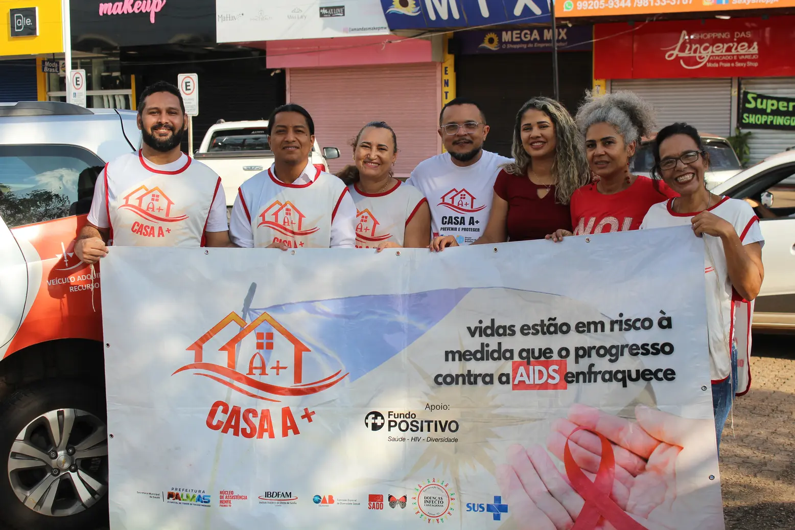 Equipe e parceiros da Casa A+ reunidos em uma ação pública